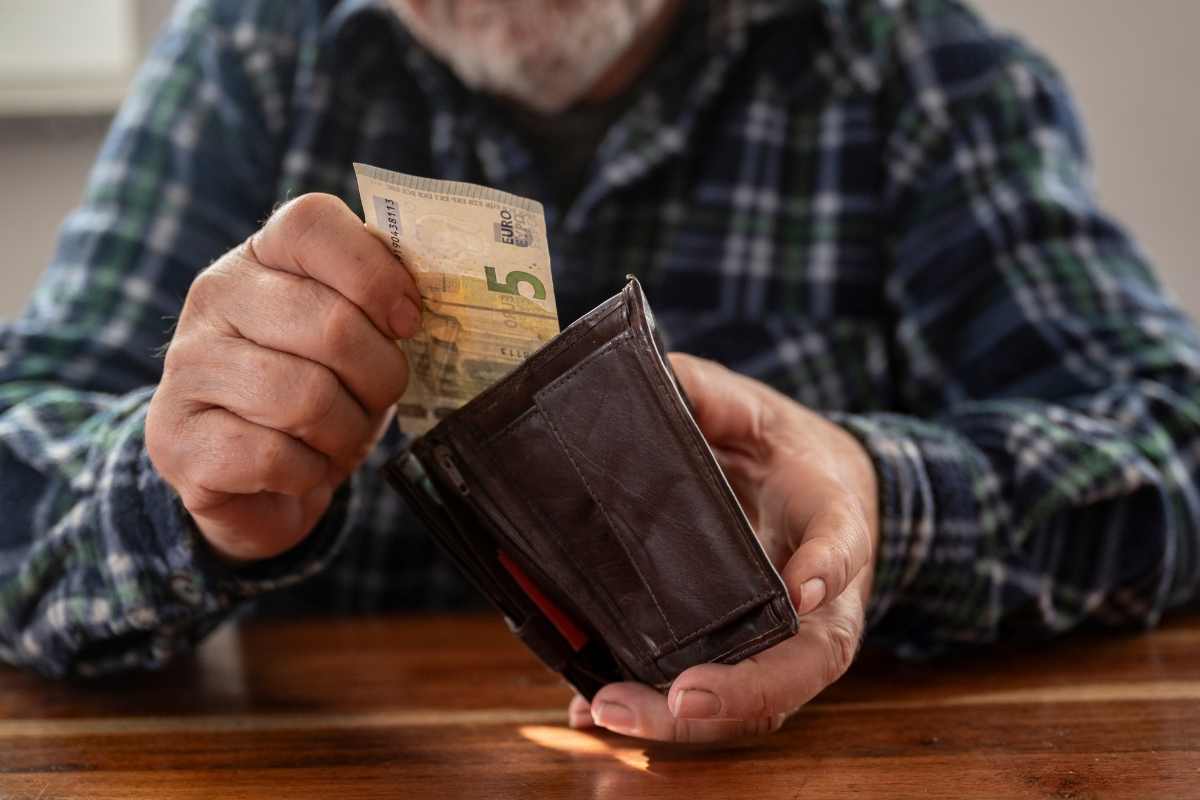pensionato tira fuori dal portafoglio 5 euro