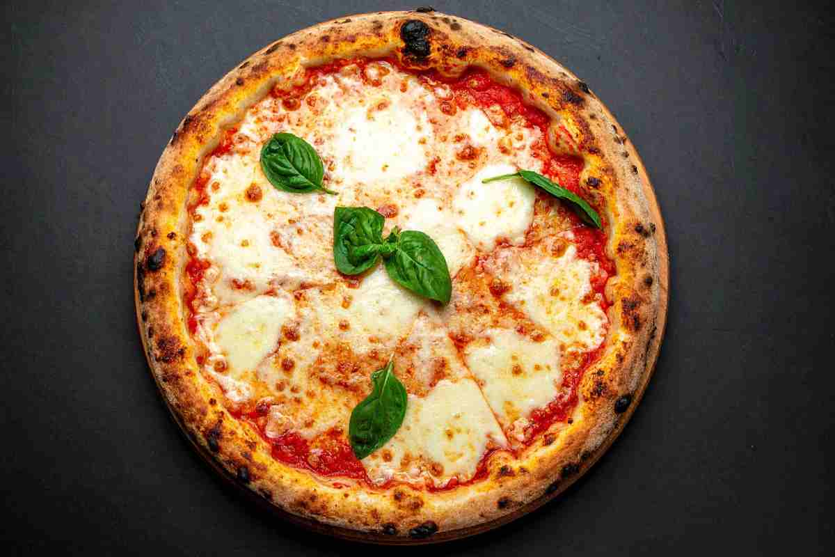 una pizza margherita su un piatto