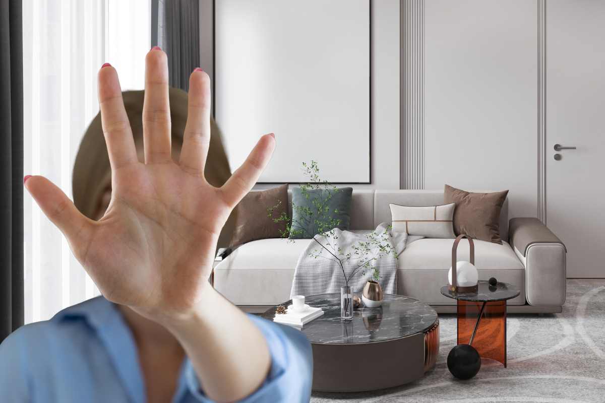 una mano dice basta ai divani con cuscini