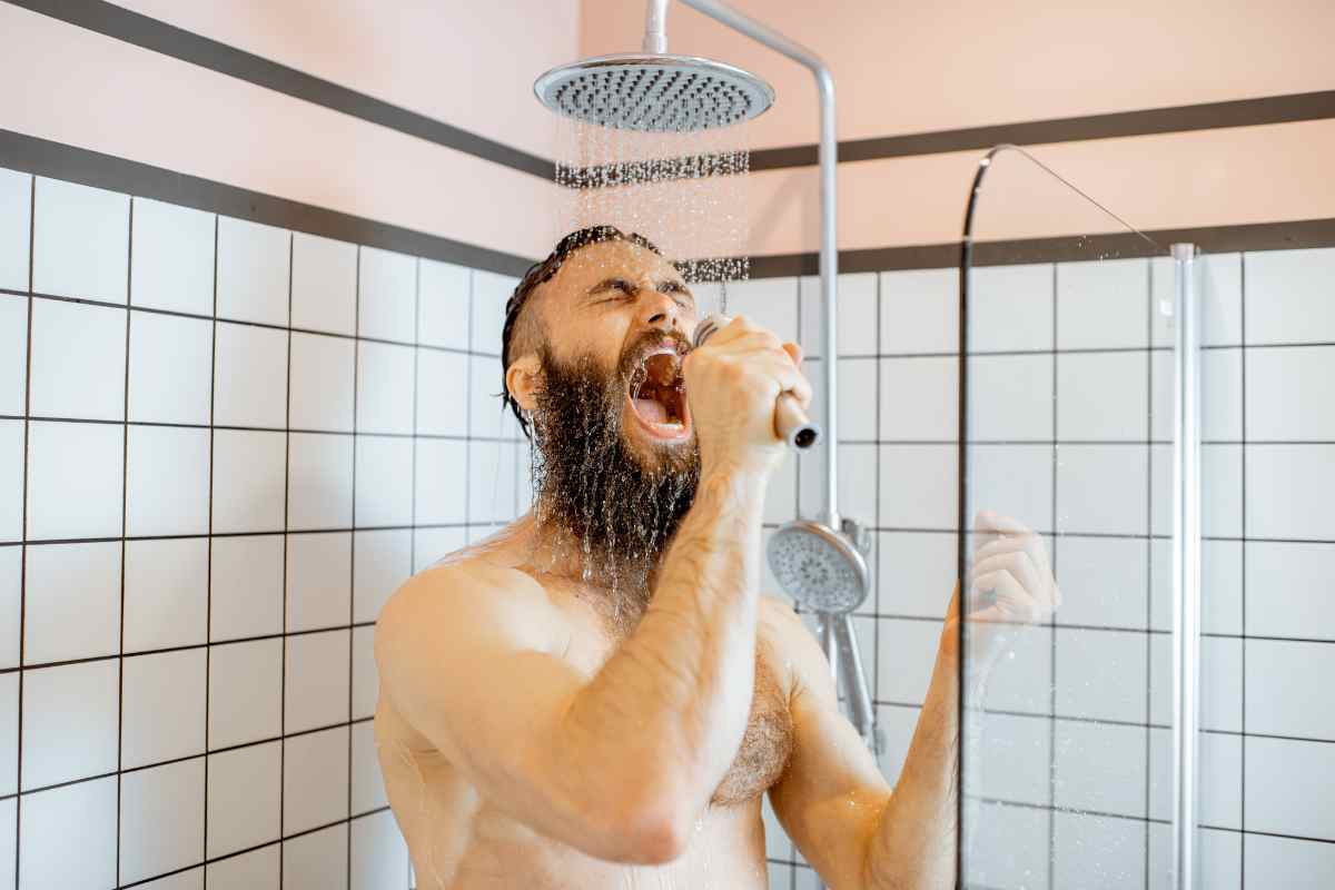 ragazzo fa la doccia