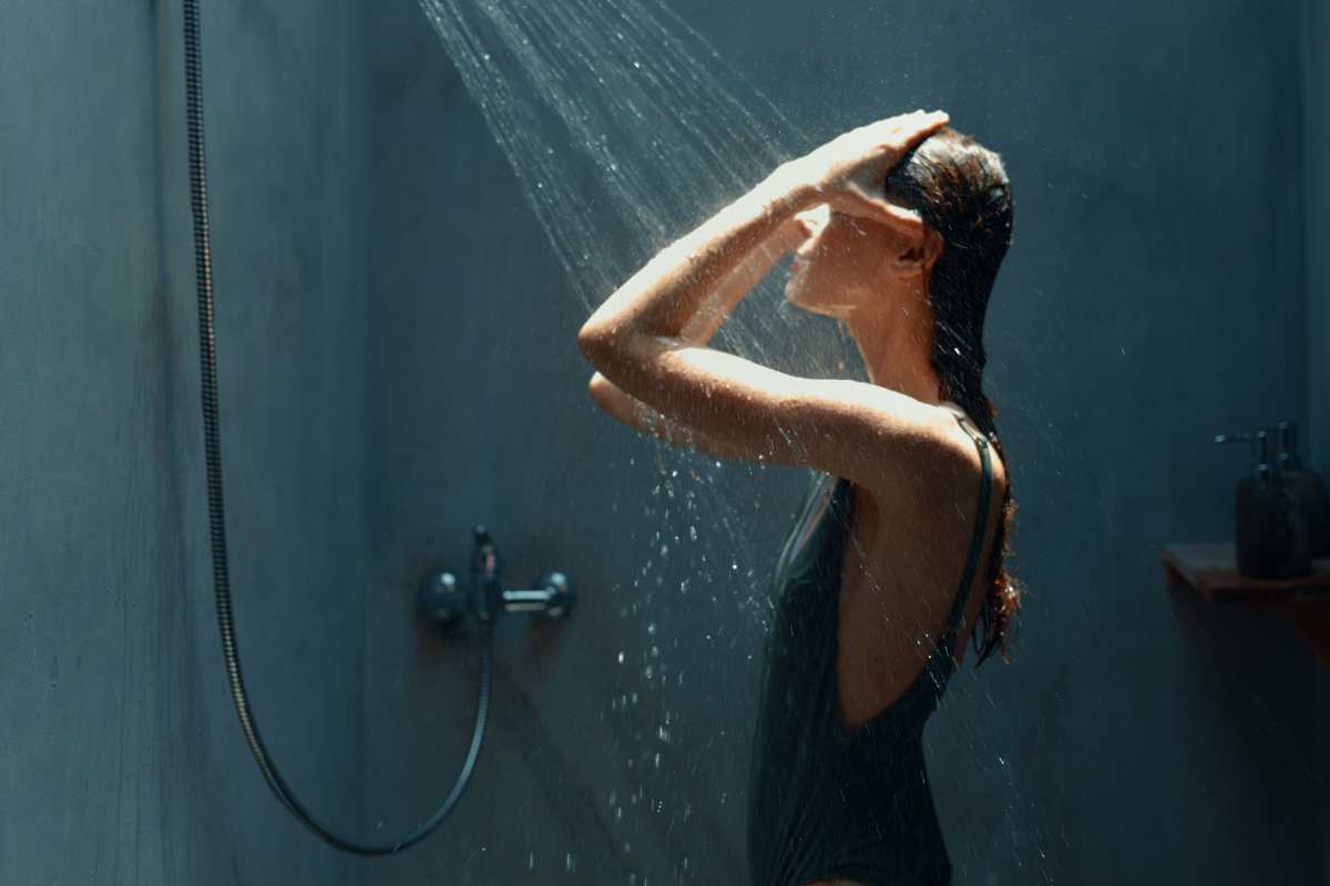 una donna fa la doccia