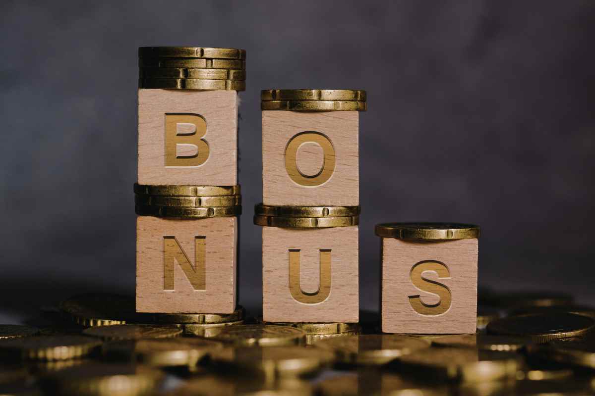 la scritta bonus composta con dei dadi