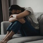 ragazza poggiata sul divano