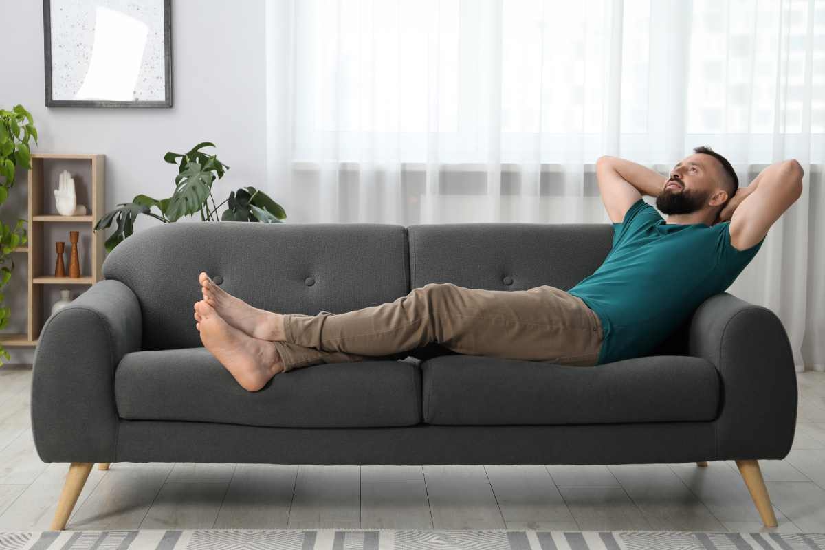 ragazzo steso su un divano