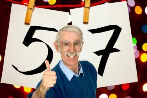 persona fa ok con il pollice e dietro il numero 57