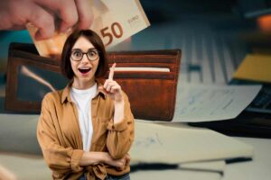 una mano tira fuori 50 euro dal portafoglio e davanti una ragazza che sorride per l'idea geniale