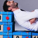 stefano de martino con i pacchi di affari tuoi