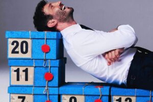 stefano de martino con i pacchi di affari tuoi