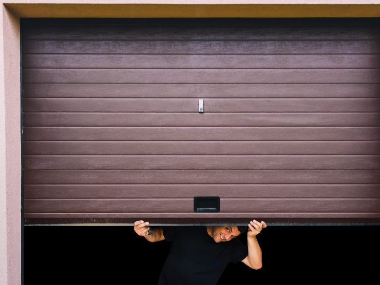 uomo apre garage