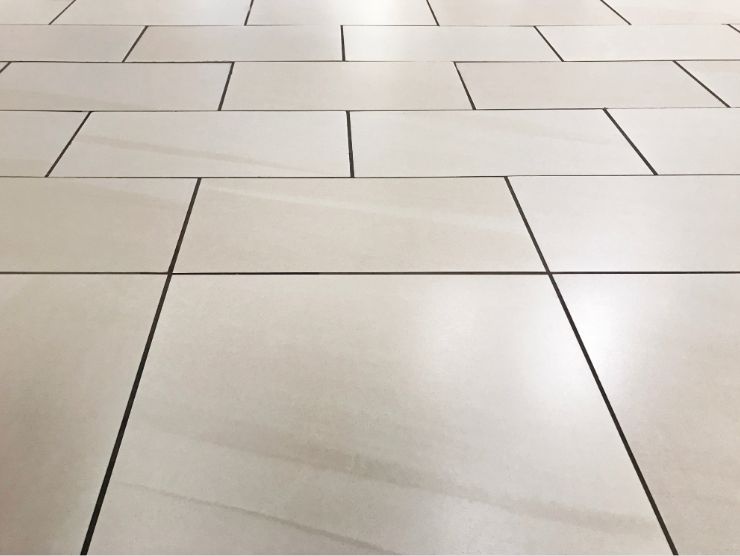 pavimento con fughe nere