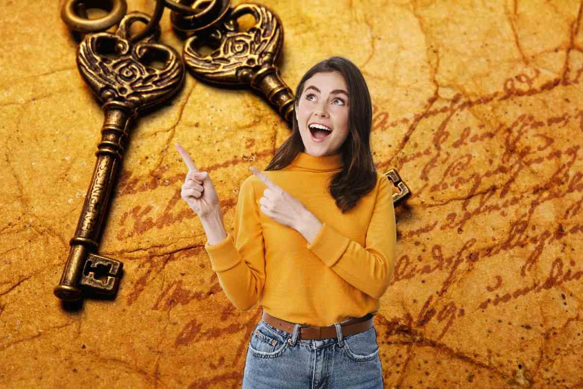 donna stupita che indica delle vecchi chiavi