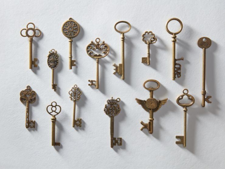 una serie di vecchie chiavi d'oro
