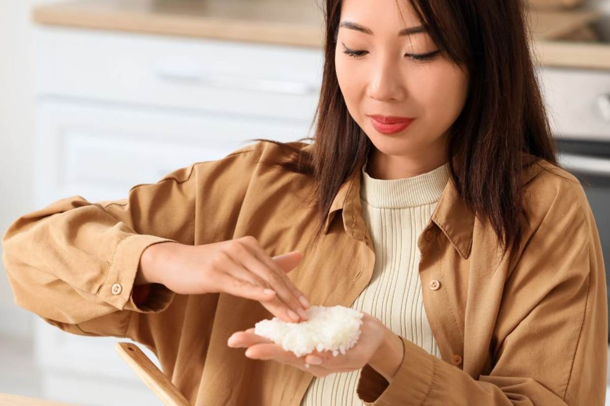 donna con riso in mano