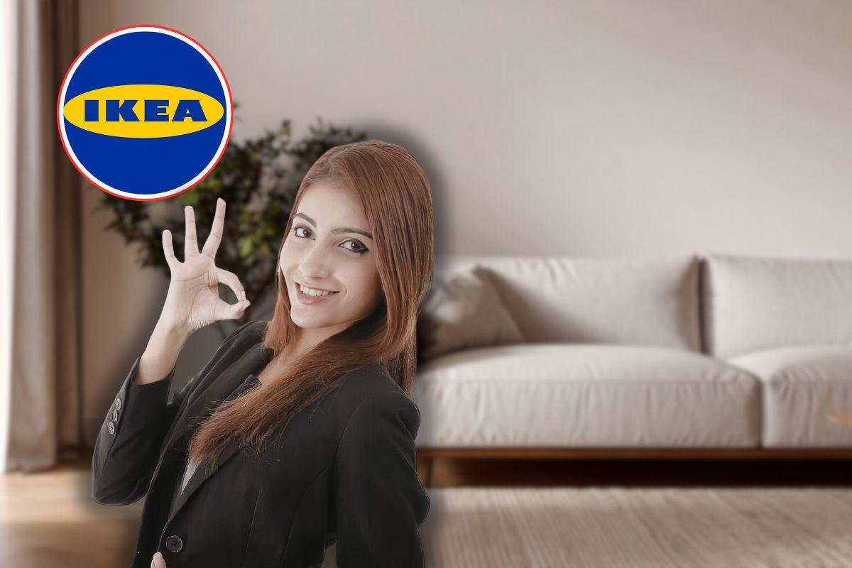 divano in soggiorno, logo ikea e donna che fa ok con le mani