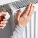 mano donna tocca termosifoni