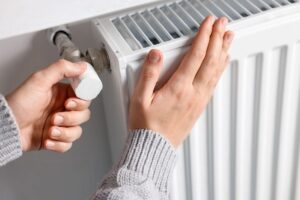 mano donna tocca termosifoni