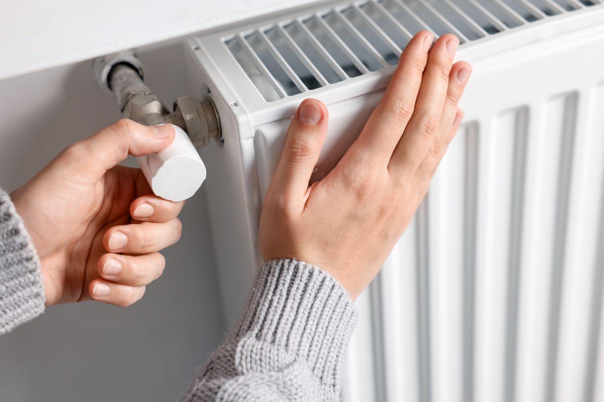 mano donna tocca termosifoni