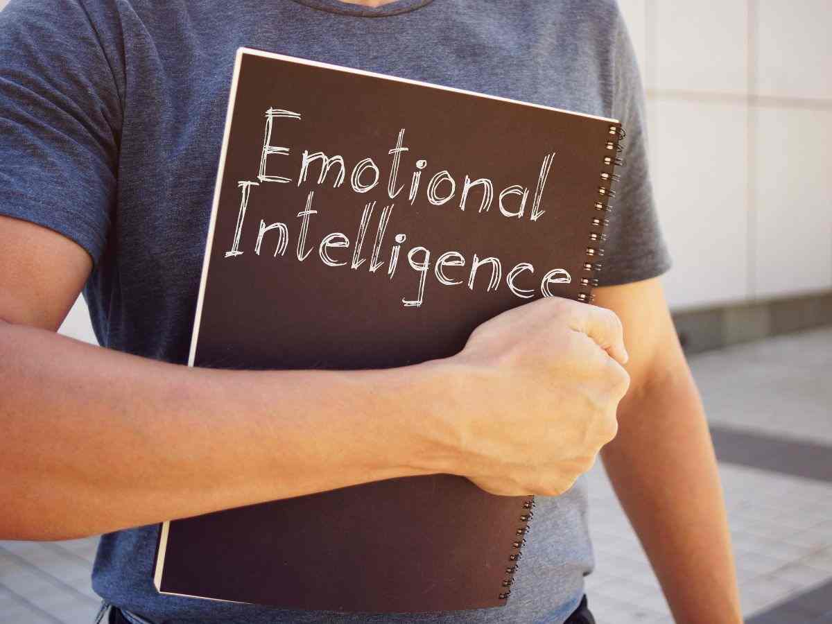 persona tiene in mano un taccuino nero