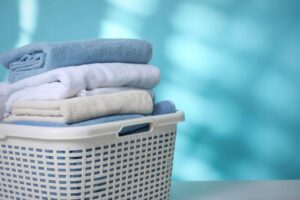 cesta con asciugamani piegati