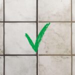 fughe delle piastrelle da una parte sporche e dall'altra pulite