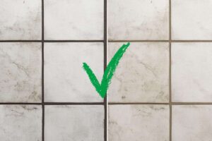 fughe delle piastrelle da una parte sporche e dall'altra pulite