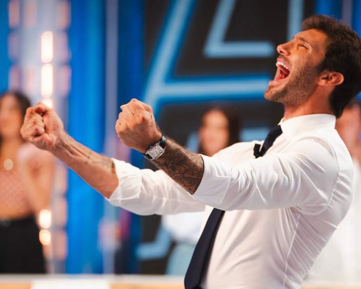 stefano de martino che esulta nello studio di affari tuoi
