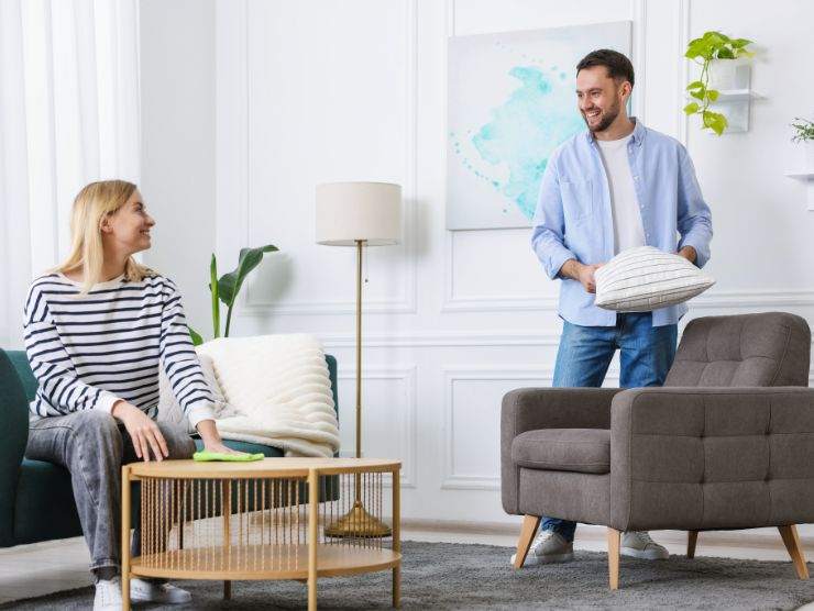 coppia che riordina casa