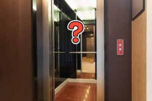 ascensore di un palazzo e punto interrogativo